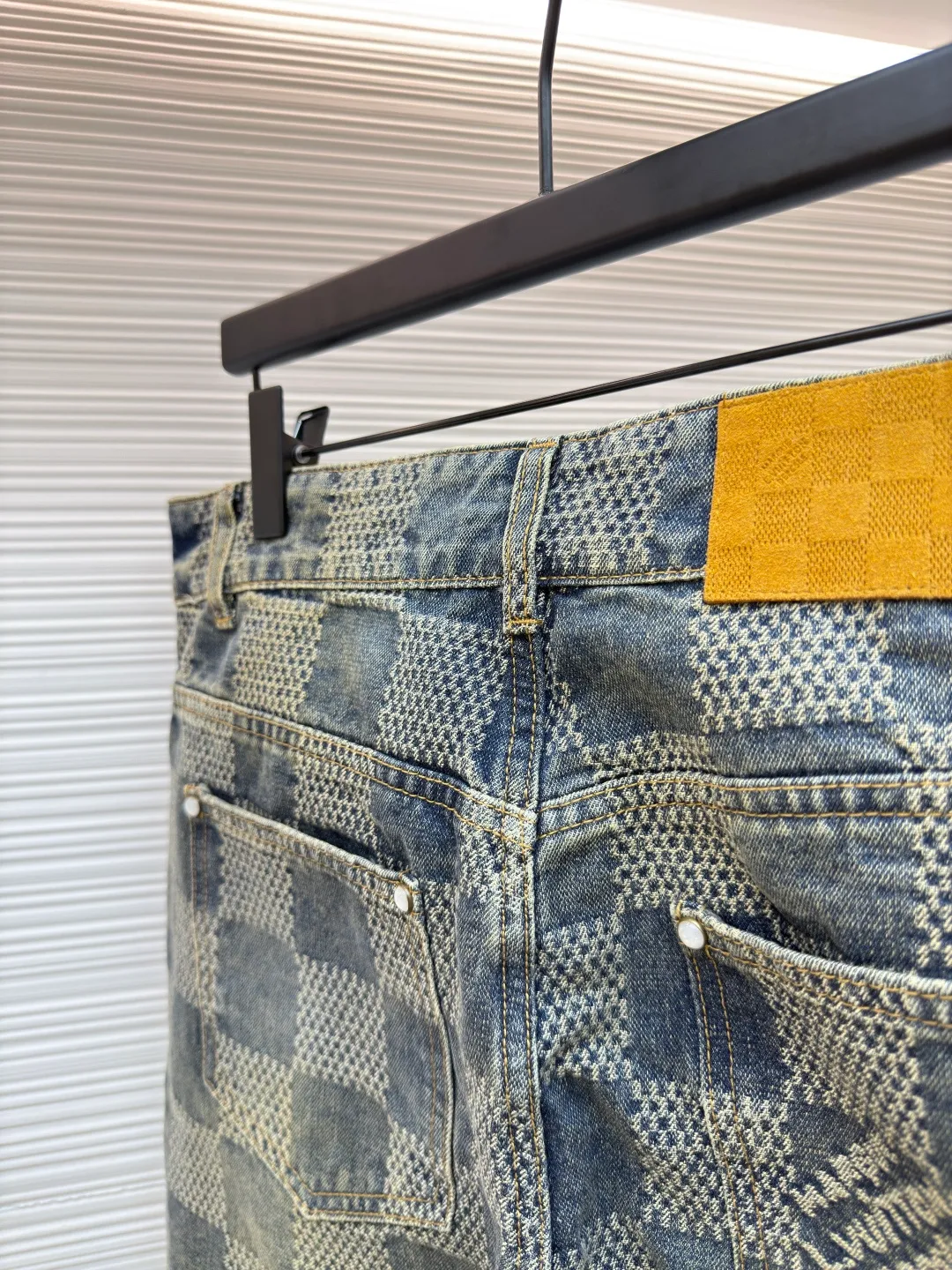 LOUIS VUITTON Yellow checkerboard denim trousers ●Authentic product: purchased and developed by 12899 ●Item number: 1680609-B80 ●Fabric: denim fabric ●Technology: jacquard production ●Version: fitted version ●Weight: about 825 grams ●Size: 30-32-34-36 ●Description: The fabric is integrated into 3D Damier jacquard, a classic plaid pattern combined with 3D jacquard technology, is a process of weaving three-dimensional patterns on the fabric through a loom. Fading and distressing effect, this fabric uses sand washing process and special dyeing technology. The natural wear and fading effect of the denim after washing makes it look more retro and historical. The overall wiring is straight and delicate, the fabric is comfortable and soft, and the color is consistent without color difference. It can be matched with the same style to create a fashionable look and control various occasions. Customized accessories, complete with three standards, same style for men and women!